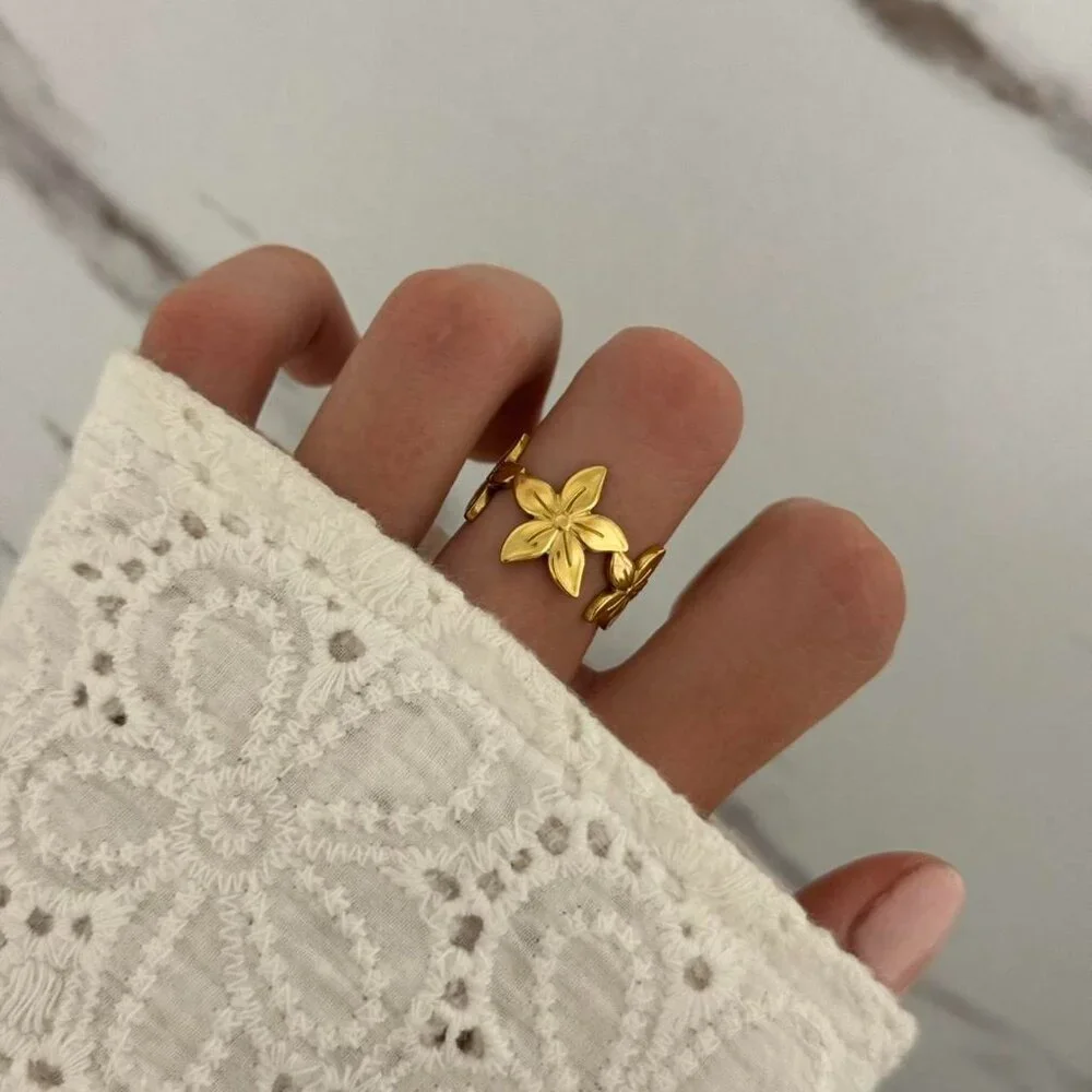 Sku0557 Retro Gold Floral Women Signet Fashion Ring Stainless steel + gift bag